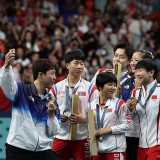 Die Goldmedaillengewinner Wang ChuqinSun Yingsha aus China, die Silbermedaillengewinner Ri Jong SikKim Kum Yong aus der Demokratischen Volksrepublik Korea und die Bronzemedaillengewinner Lim JonghoonShin Yubin aus Südkorea posieren für ein Selfie.