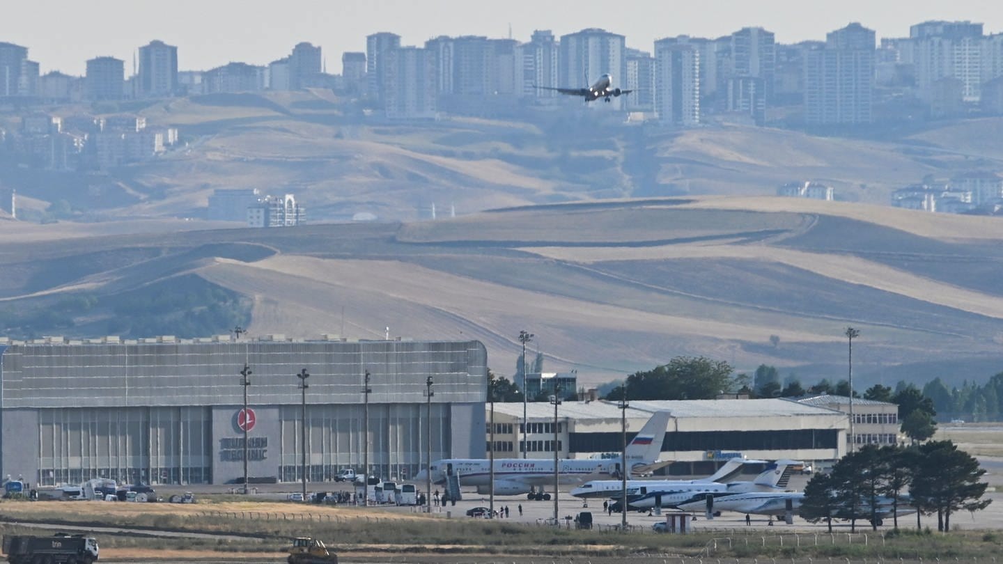 Flugzeuge, die vermutlich aus Russland kommende Gefangene transportieren, bei ihrer Ankunft auf dem Flughafen. Russland, die USA, Deutschland und weitere Länder tauschen nach Angaben des türkischen Geheimdienstes MIT Gefangene aus.