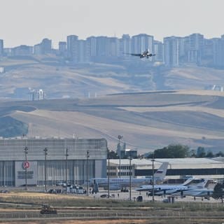 Flugzeuge, die vermutlich aus Russland kommende Gefangene transportieren, bei ihrer Ankunft auf dem Flughafen. Russland, die USA, Deutschland und weitere Länder tauschen nach Angaben des türkischen Geheimdienstes MIT Gefangene aus. 