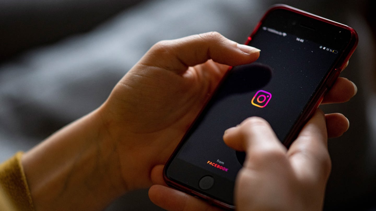 Auf dem Bildschirm eines Smartphones sieht man das Logo der App Instagram – In der Türkei ist Instagram derzeit gesperrt