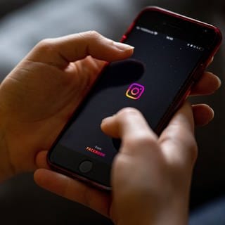 Auf dem Bildschirm eines Smartphones sieht man das Logo der App Instagram – In der Türkei ist Instagram derzeit gesperrt