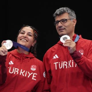 Die türkischen Schützen Yusuf Dikec und Sevval Ilayda Tarhan mit Silbermedaille in der Hand