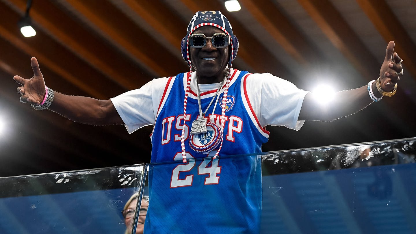 Rapper Flavor Flav setzt sich für Frauensport und Olympia-Teilnehmerin ein.