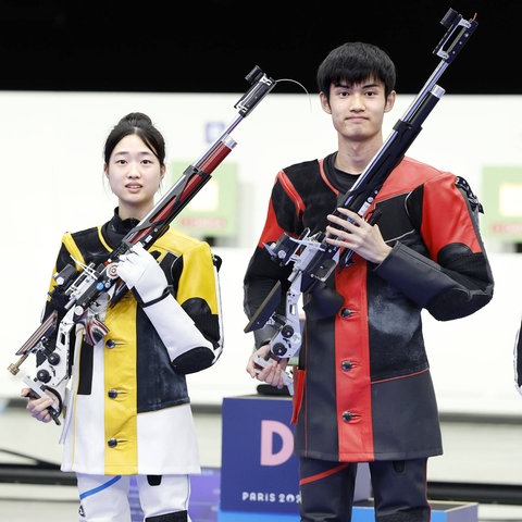 Sheng Lihao (R) und Huang Yuting nach dem sie Gold in der Kategorie Luftgewehr schießen gewonnen haben