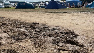 Nature One Festivalgelände: Anreise-Stopp für Camper. Der Boden ist zu matschig.