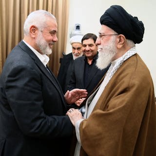 Der palästinensische Hamas-Chef Ismail Hanija (l) begrüßt den iranischen Obersten Führer Ajatollah Ali Chamenei in Teheran. Der oberste Führer des Irans, Ajatollah Ali Chamenei, hat eine Vergeltung für den Tod des politischen Anführers der islamistischen Hamas, Ismail Hanija, in Teheran angekündigt. Hanija ist nach Angaben der Terrororganisation bei einem israelischen Angriff in Teheran getötet worden.