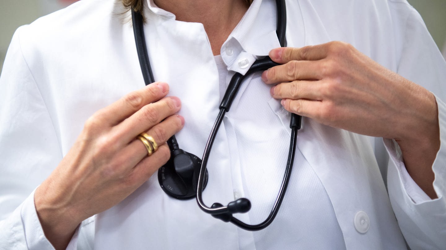 Symbolbild: Eine Ärztin trägt in einem Krankenhaus ein Stethoskop um den Hals. Rund 1.400 Ärztinnen und Ärzte aus der Ukraine warten auf ihre Zulassung in Deutschland.