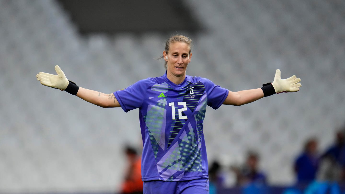 Olympia, Paris 2024, Fußball, Frauen, Olympia, Kanada - Deutschland, Viertelfinale, Die deutsche Torhüterin Ann-Katrin Berger jubelt nach einem pariertem Elfmeter.