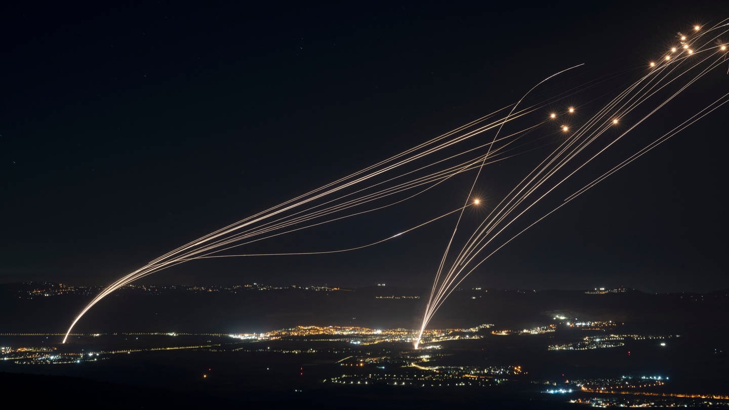 Das israelische Luftabwehrsystem Iron Dome feuert, um einen Angriff aus dem Libanon über der Region Galiläa abzufangen, gesehen von den israelisch annektierten Golanhöhen. Die Hisbollah hat Israel mit Raketen beschossen.