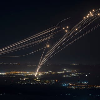 Das israelische Luftabwehrsystem Iron Dome feuert, um einen Angriff aus dem Libanon über der Region Galiläa abzufangen, gesehen von den israelisch annektierten Golanhöhen. Die Hisbollah hat Israel mit Raketen beschossen.