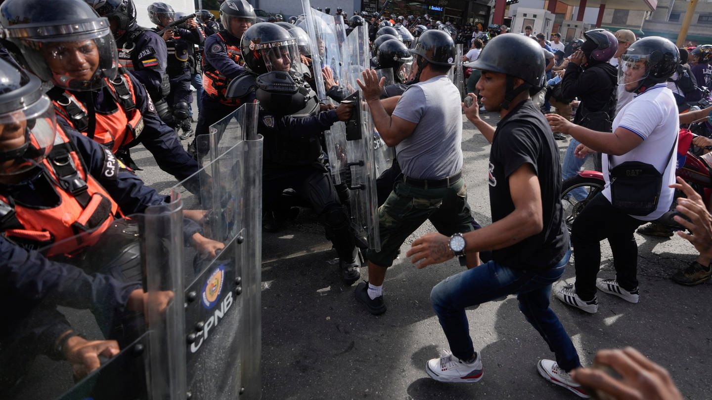 Demonstranten gehen gegen die Polizei vor während einer Demonstration gegen die offiziellen Wahlergebnisse, nachdem die Wahlbehörden Präsident Maduro zum Sieger erklärt haben. Nicolás Maduro hat 2.000 Menschen festnehmen lassen.