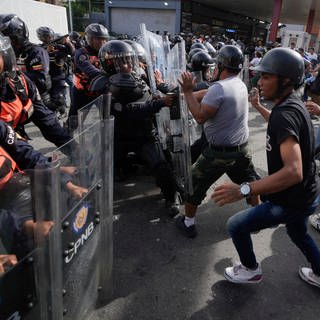 Demonstranten gehen gegen die Polizei vor während einer Demonstration gegen die offiziellen Wahlergebnisse, nachdem die Wahlbehörden Präsident Maduro zum Sieger erklärt haben. Nicolás Maduro hat 2.000 Menschen festnehmen lassen.