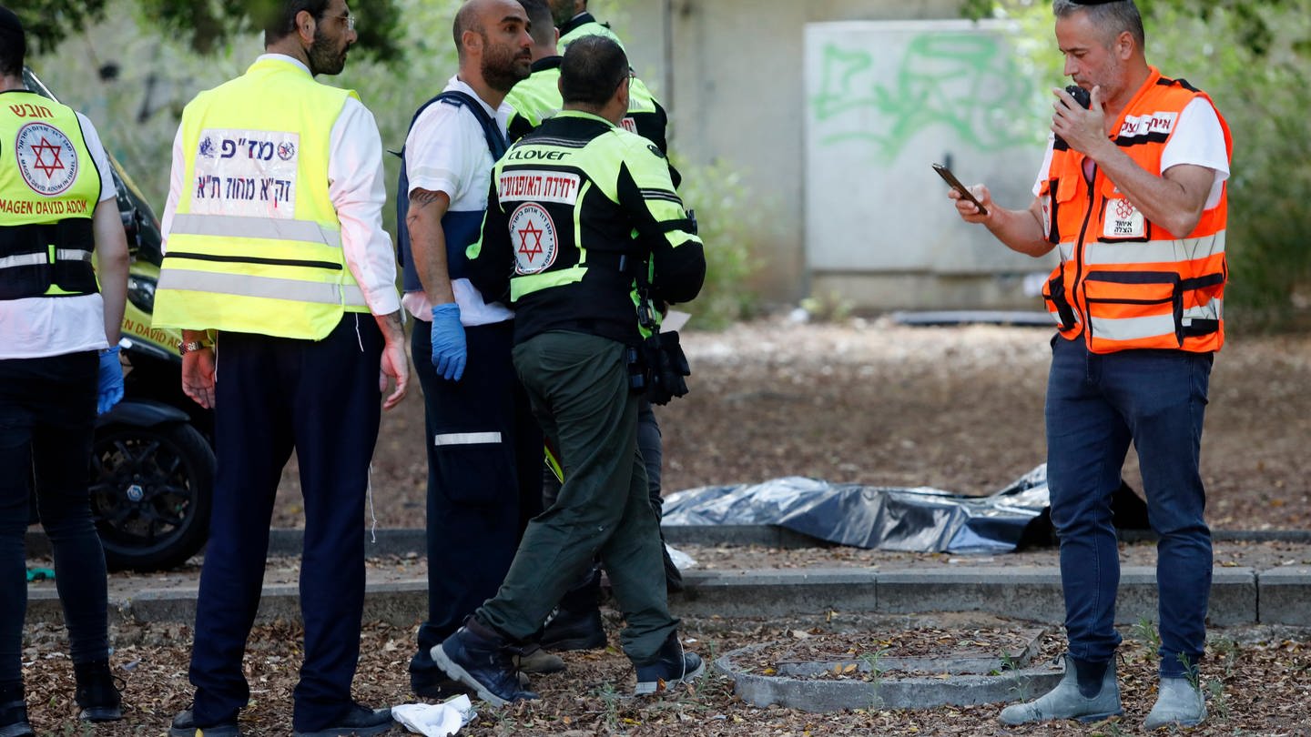 Ersthelfer arbeiten am Ort eines Messerangriffs. Ein Palästinenser aus dem israelischen besetzten Westjordanland hat in Israel zwei Menschen mit einem Messer getötet und zwei weitere verletzt.