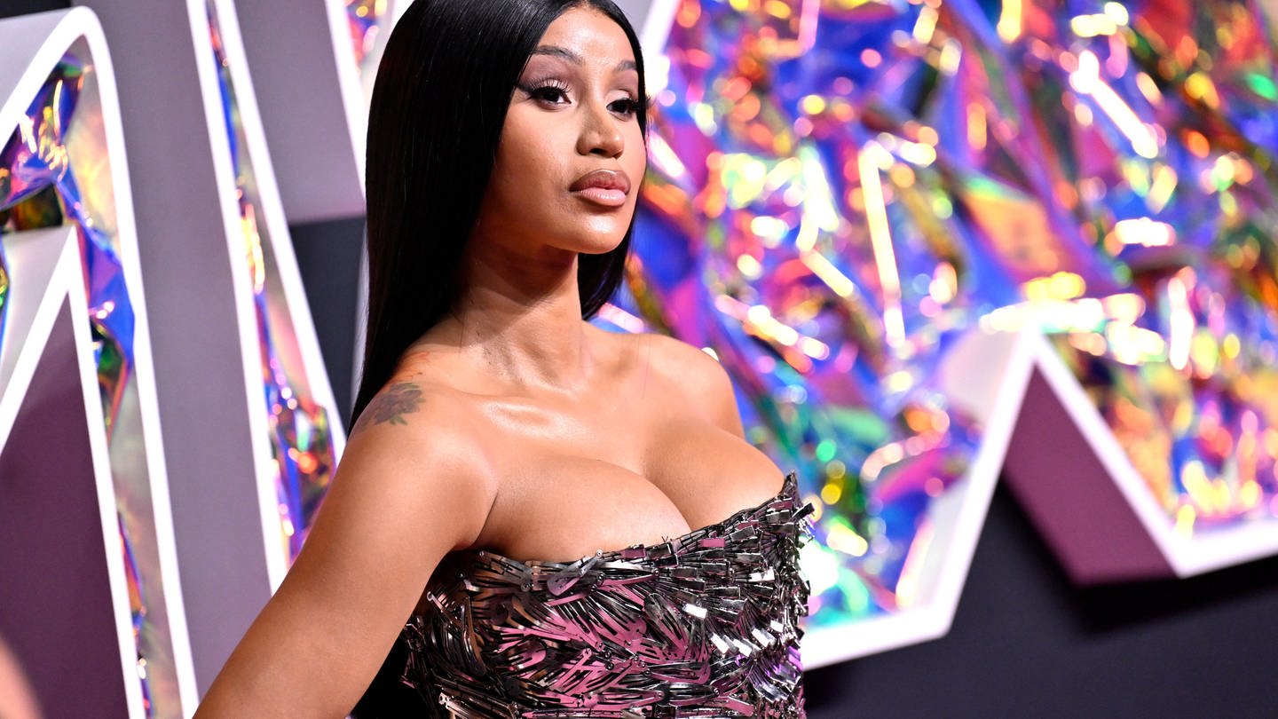 Auf dem Foto kommt Cardi B zu den MTV Video Music Awards im Prudential Center. Die Rapperin verteidigt Offset trotz ihrer Scheidung gegen Vorwürfe.