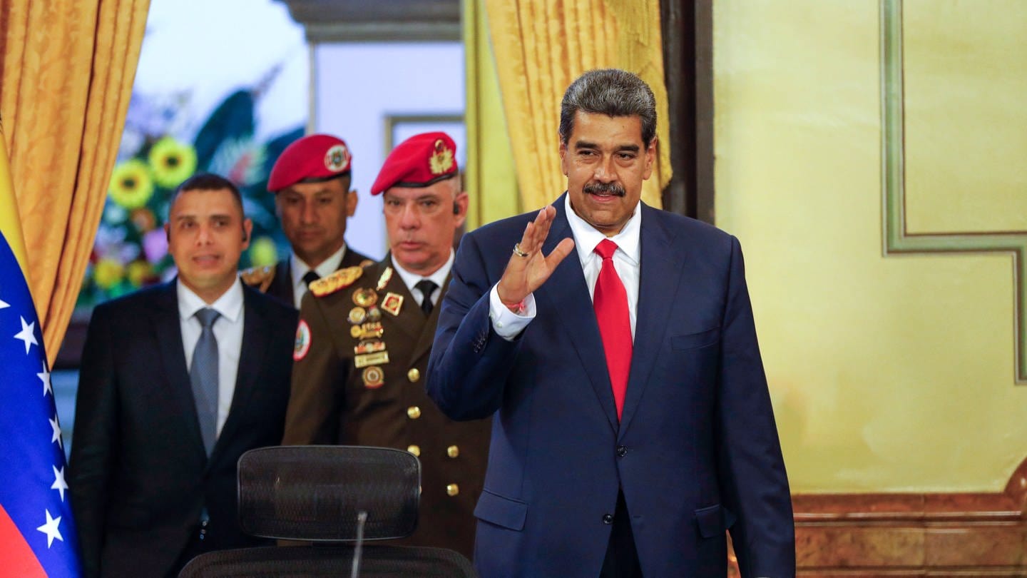 Der venezolanische Präsident Nicolas Maduro begrüßt Reporter bei seiner Ankunft zu einer Pressekonferenz im Präsidentenpalast Miraflores in Caracas, Venezuela.