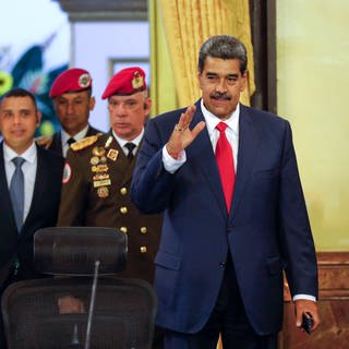 Der venezolanische Präsident Nicolas Maduro begrüßt Reporter bei seiner Ankunft zu einer Pressekonferenz im Präsidentenpalast Miraflores in Caracas, Venezuela.