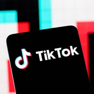 TikTok auf einem Smartphone. EU setzt durch: Kein Belohnungssystem in Europa.