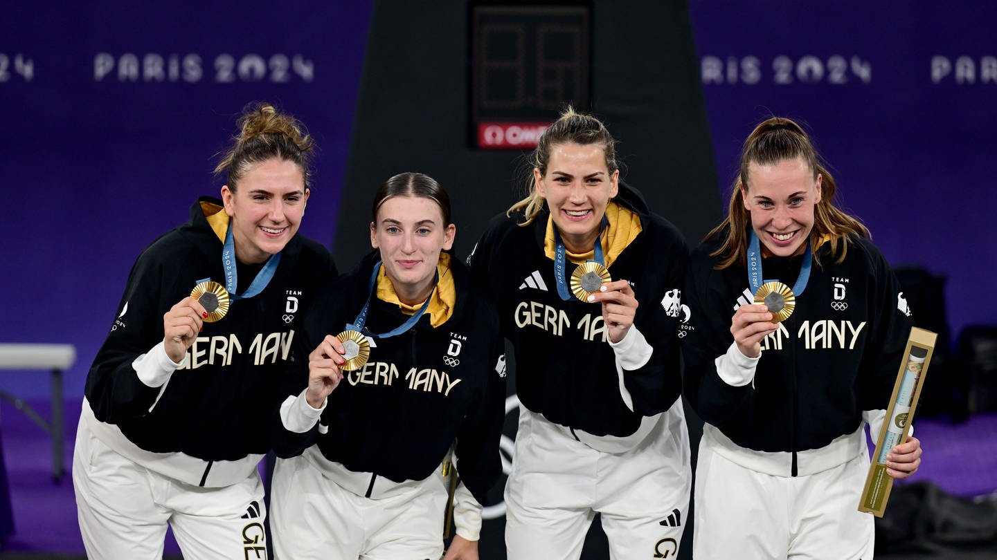 Die deutschen 3x3-Basketballerinnen haben bei Olympia in Paris die Goldmedaille geholt. Das Team setzte sich im Finale gegen Spanien durch.