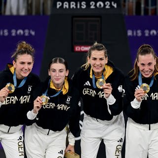 Die deutschen 3x3-Basketballerinnen haben bei Olympia in Paris die Goldmedaille geholt. Das Team setzte sich im Finale gegen Spanien durch.