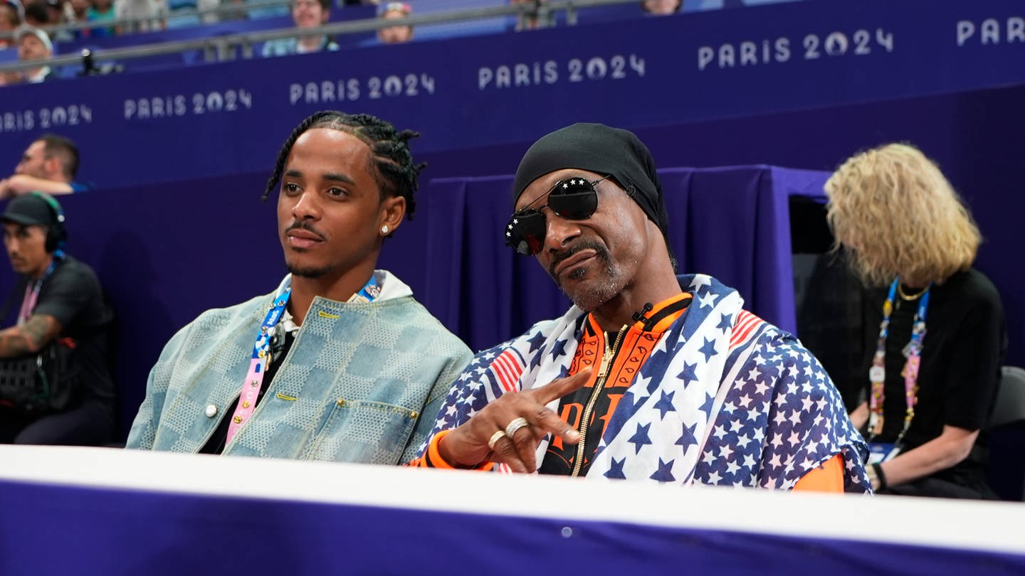 Snoop Dogg im Publkum bei den Olympischen Spielen 2024. Er soll Millionen Euro von dem TV-Sender NBC bekommen.