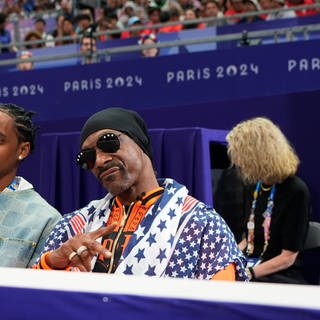 Snoop Dogg im Publkum bei den Olympischen Spielen 2024. Er soll Millionen Euro von dem TV-Sender NBC bekommen.