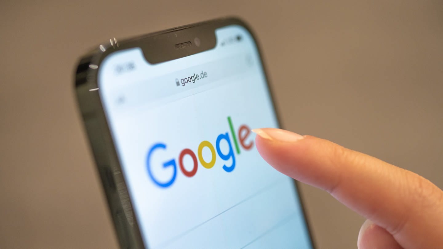 Eine Frau hält ihr Handy in der Hand, auf dem die Google-Seite im Browser zu sehen ist. Vor 25 Jahren wurden die Weichen dafür gestellt, dass «googeln» zu einem Synonym für die Internet-Suche wurde. (zu dpa «Ein Schreibfehler als Pate: Google.com vor 25 Jahren registriert»)