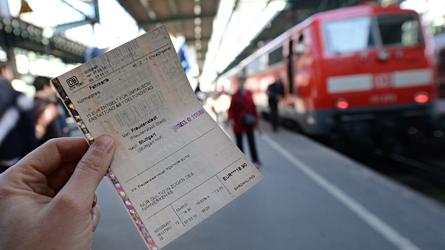 Fachleute fordern das Schwarzfahren zu entkriminalisieren.