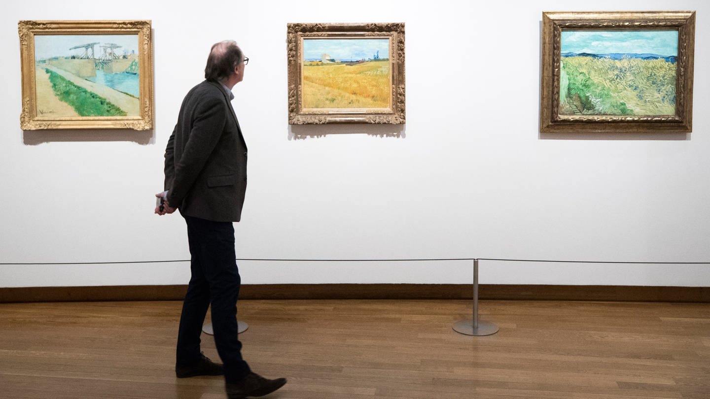 SYMBOLBILD: Ein Mann betrachtet Bilder einer Ausstellung - hier handelt es sich um eine Ausstellung im Van-Gogh-Museum in Amsterdam.