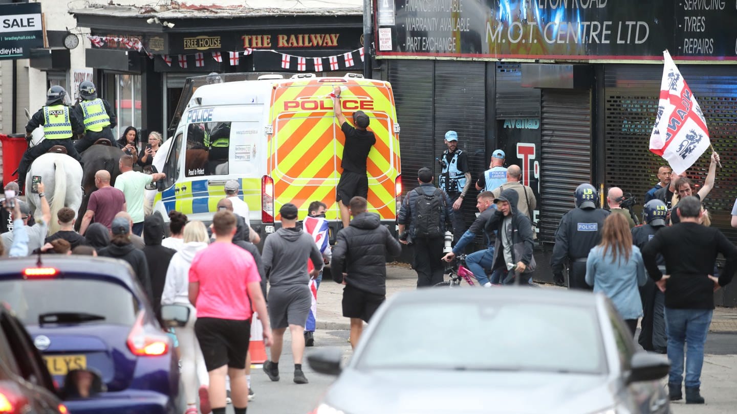 Menschen protestieren im Stadtzentrum von Sunderland (England)