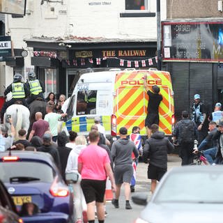 Menschen protestieren im Stadtzentrum von Sunderland (England)