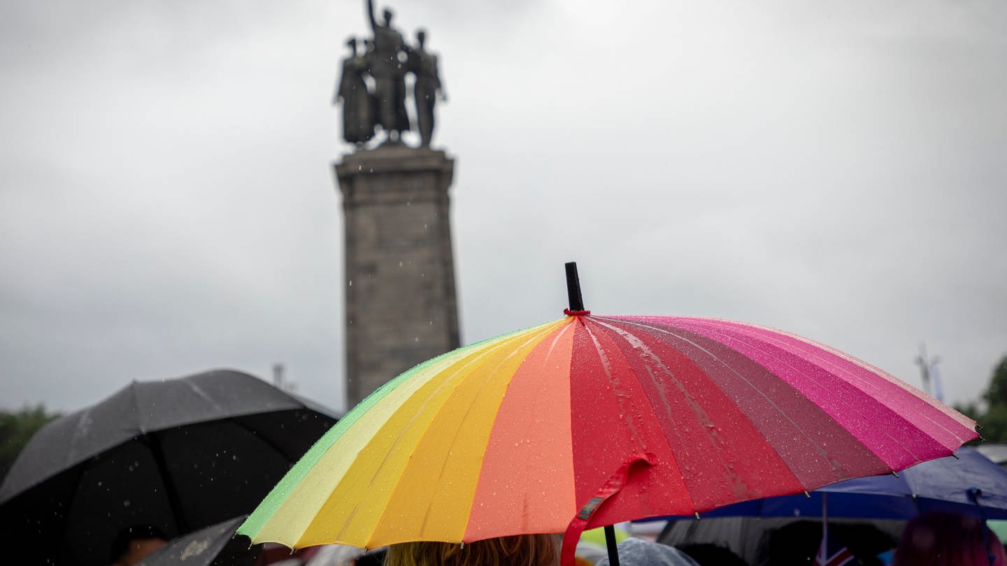 Ein geöffneter Regenschirm an einem regnerischen Tag. Im Hintergrund ist Sofia, Bulgarien zu sehen.