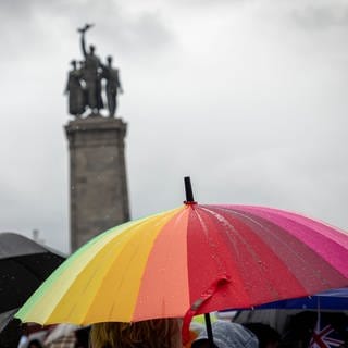 Ein geöffneter Regenschirm an einem regnerischen Tag. Im Hintergrund ist Sofia, Bulgarien zu sehen.