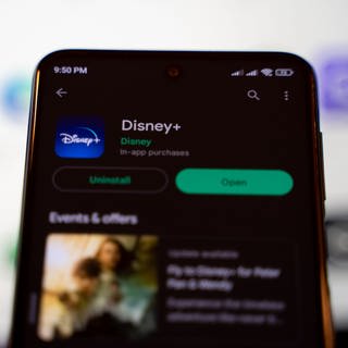 Die Disney+-App im Appstore auf einem Smartphone.