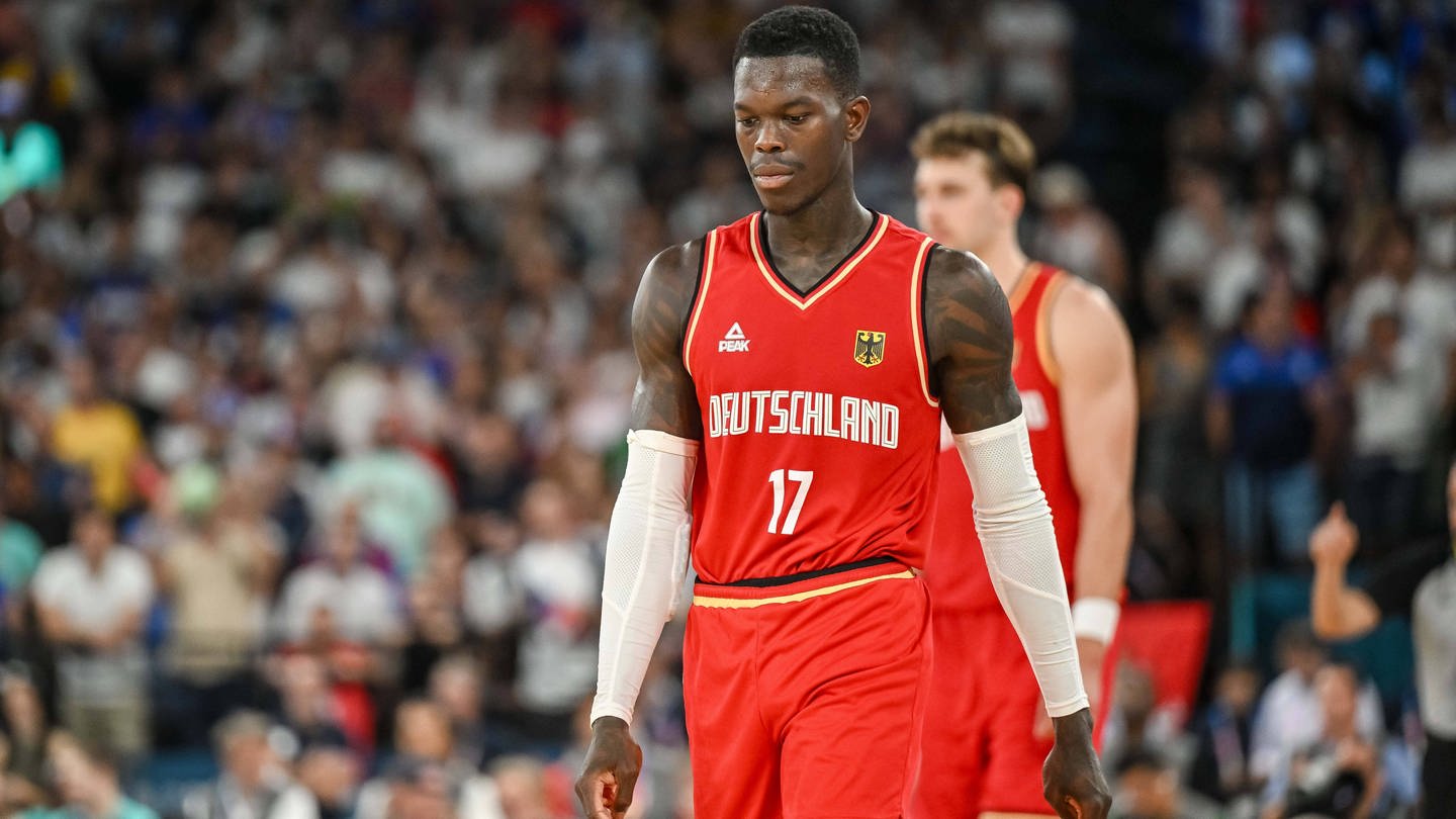 Basketballer Dennis Schröder ist niedergeschlagen nach der Halbfinal-Niederlage bei den Olympischen Spielen gegen Frankreich.