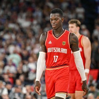 Basketballer Dennis Schröder ist niedergeschlagen nach der Halbfinal-Niederlage bei den Olympischen Spielen gegen Frankreich.