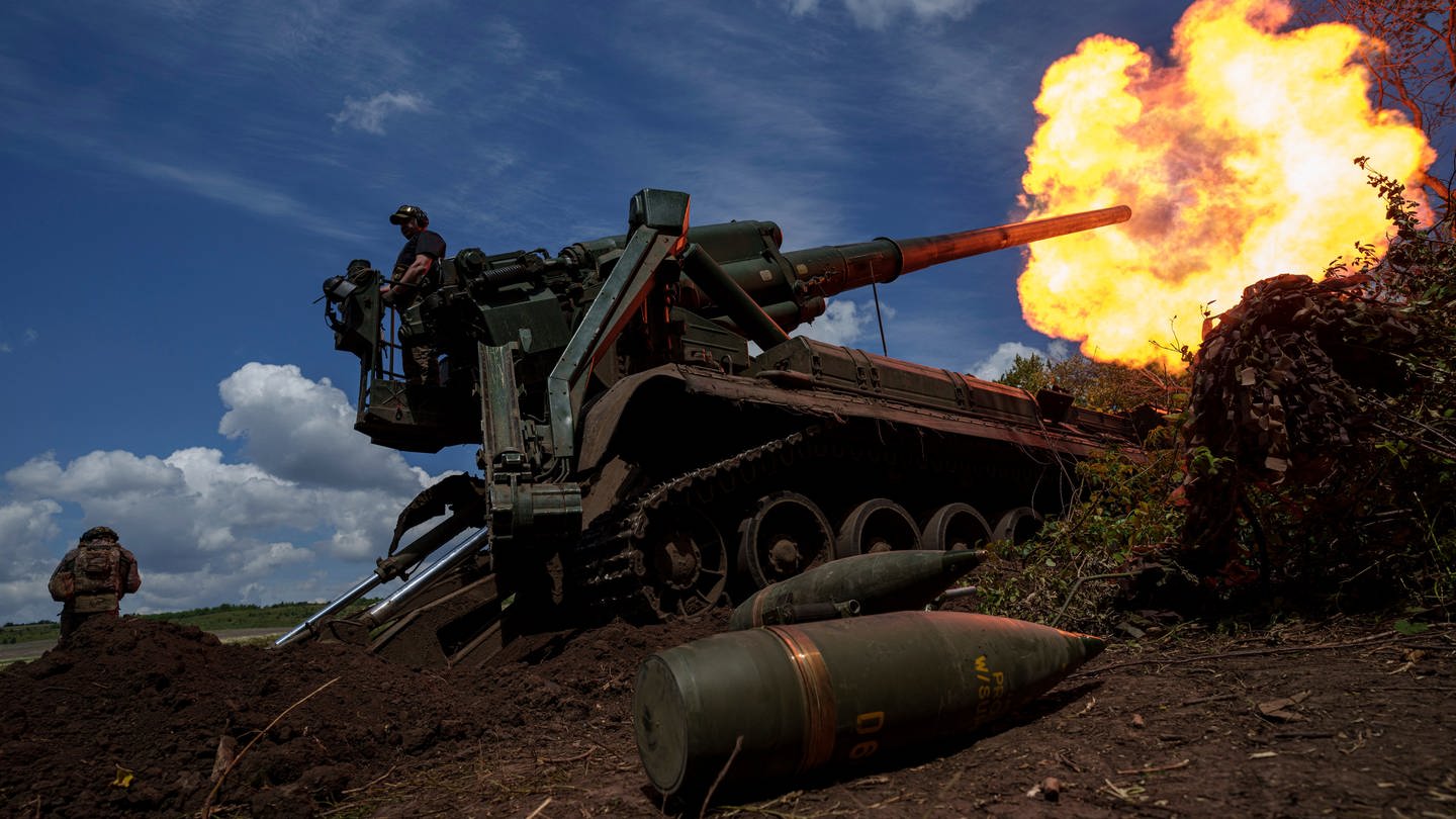 Ukrainische Soldaten der 43. Artilleriebrigade feuern mit einer Panzerhaubitze 2S7 auf russische Stellungen an der Frontlinie in der Region Donezk. (zu dpa: «Russische Truppen melden weiteren Vormarsch im Donbass»