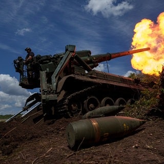 Ukrainische Soldaten der 43. Artilleriebrigade feuern mit einer Panzerhaubitze 2S7 auf russische Stellungen an der Frontlinie in der Region Donezk. (zu dpa: «Russische Truppen melden weiteren Vormarsch im Donbass»