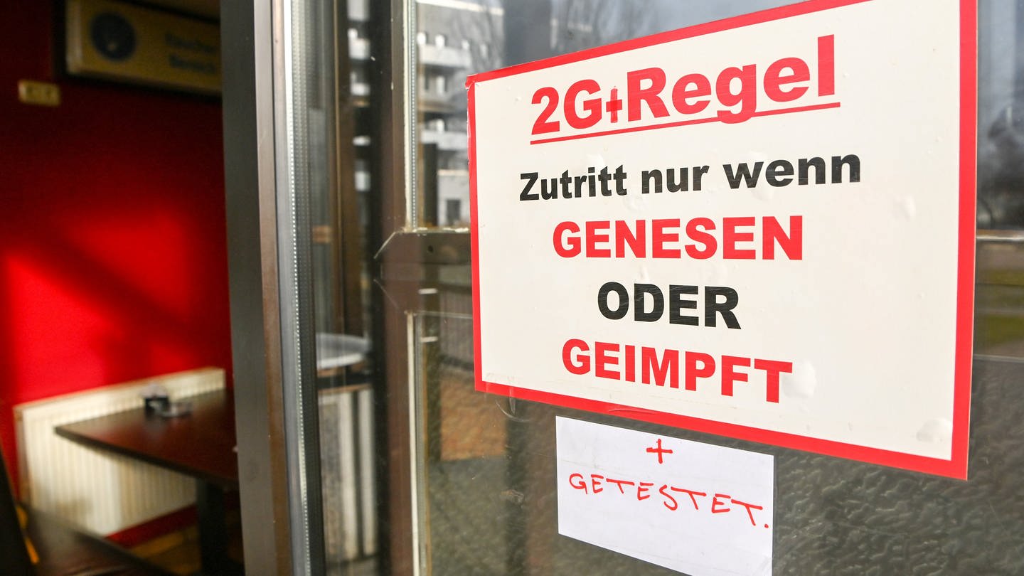 Ein Schild an einer Gaststätte verweist im Februar 2022 auf die 2G-plus-Regel beim Betreten der Innenräume. Kassenärzte-Chef Andreas Gasser kritisiert den Umgang mit Ungeimpften während der Corona-Pandemie.