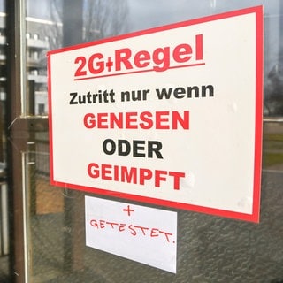 Ein Schild an einer Gaststätte verweist im Februar 2022 auf die 2G-plus-Regel beim Betreten der Innenräume. Kassenärzte-Chef Andreas Gasser kritisiert den Umgang mit Ungeimpften während der Corona-Pandemie.