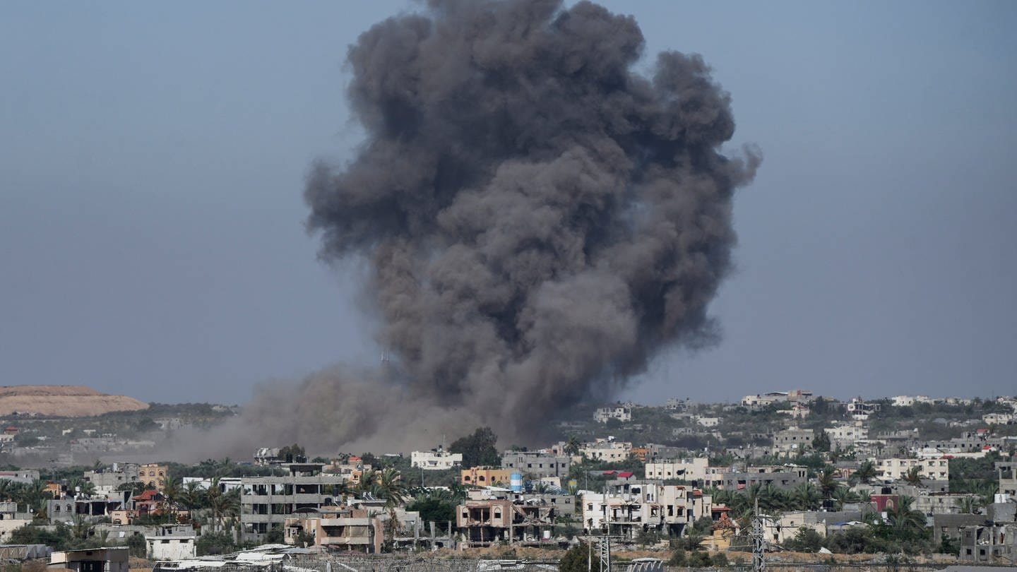 Nach einem Luftangriff steigt Rauch auf. Israel soll im Gazastreifen erneut eine Schule angegriffen haben. (Symbolbild)