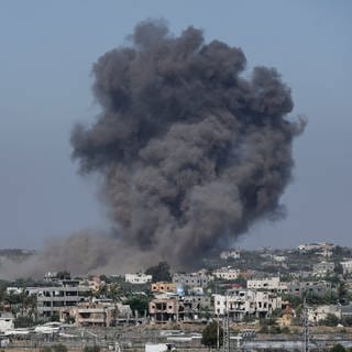 Nach einem Luftangriff steigt Rauch auf. Israel soll im Gazastreifen erneut eine Schule angegriffen haben. (Symbolbild)