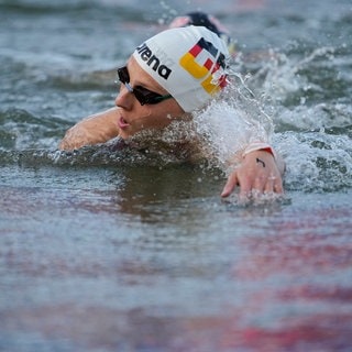 Leonie Beck aus Deutschland schwimmt beim 10km Freiwasser der Frauen bei den Olympischen Spielen 2024 in der Seine.