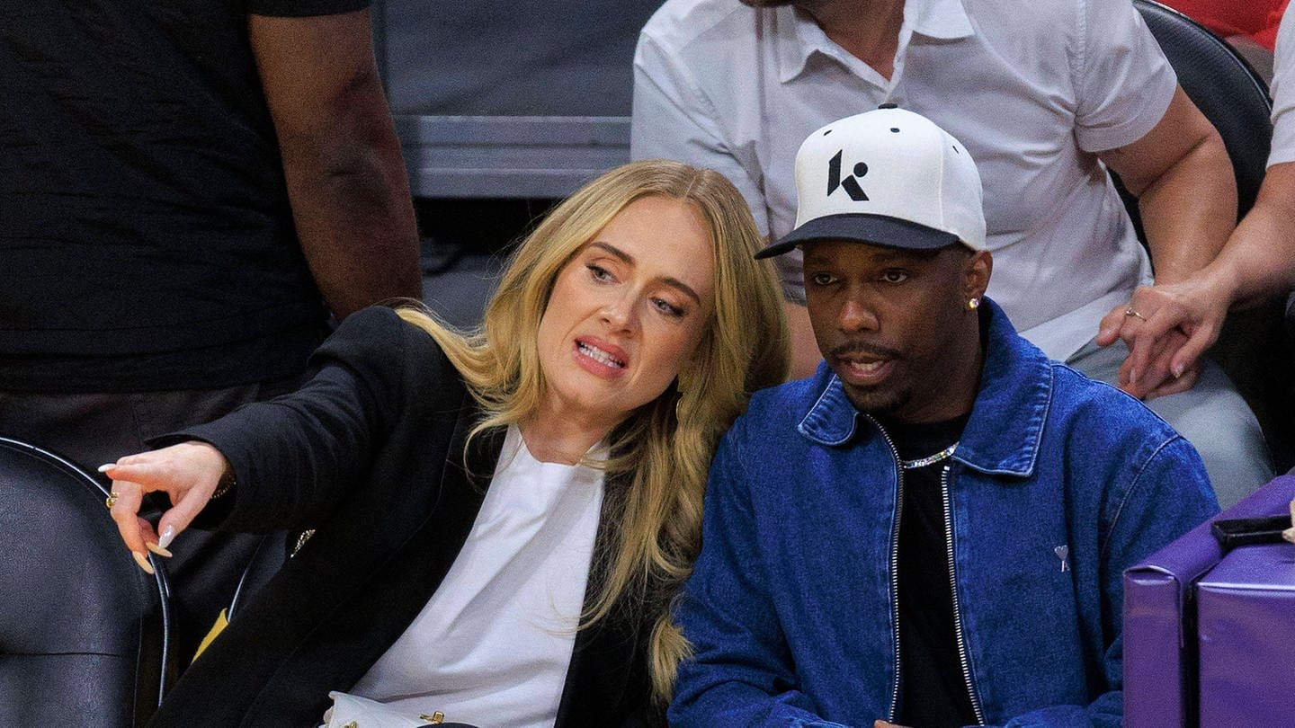 Adele and Rich Paul bei einem Basketballspiel. Die Sängerin deutete bei einem Konzert in München ihre Verlobung mit dem NBA-Manager an.