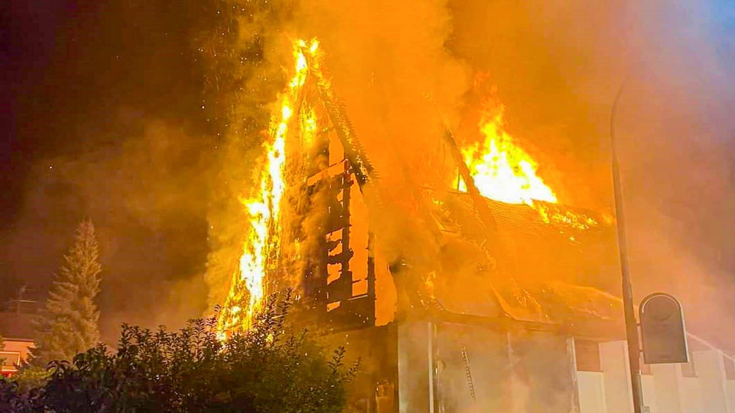 Flammen schlagen aus der katholischen Kirche St. Josef in Widdern (Kreis Heilbronn). Nach dem Dachstuhl brannte das ganze Gebäude nieder. Auch zwei davor geparkte Autos wurden durch die Hitze beschädigt.