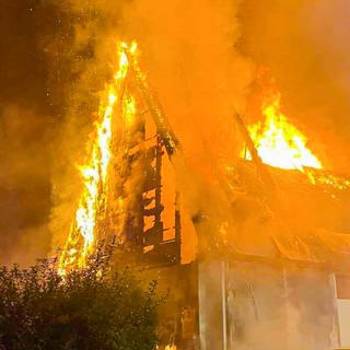 Flammen schlagen aus der katholischen Kirche St. Josef in Widdern (Kreis Heilbronn). Nach dem Dachstuhl brannte das ganze Gebäude nieder. Auch zwei davor geparkte Autos wurden durch die Hitze beschädigt.