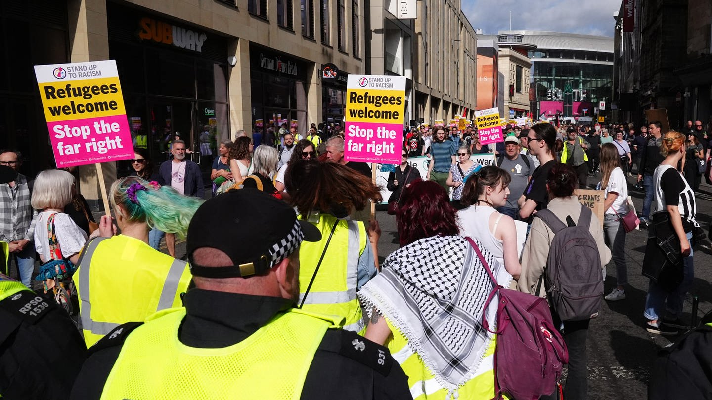 Eine Demo gegen Rassismus in Großbritannien nach rechtsextremen Ausschreitungen.