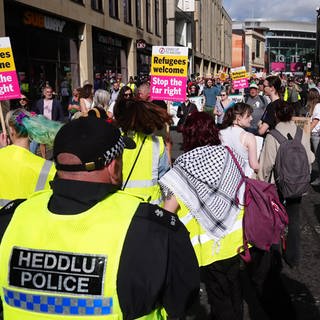 Eine Demo gegen Rassismus in Großbritannien nach rechtsextremen Ausschreitungen.