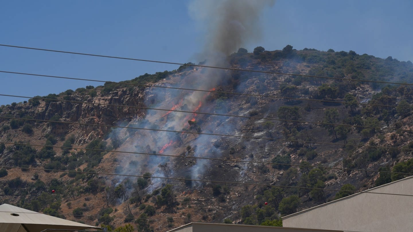 Nach einem Raketenangriff aus dem Libanon steigt im Norden Israels Rauch von einem Flächenbrand auf. Die Hisbollah behauptet israelische Offiziere und Soldaten mit Drohnen getroffen zu haben.