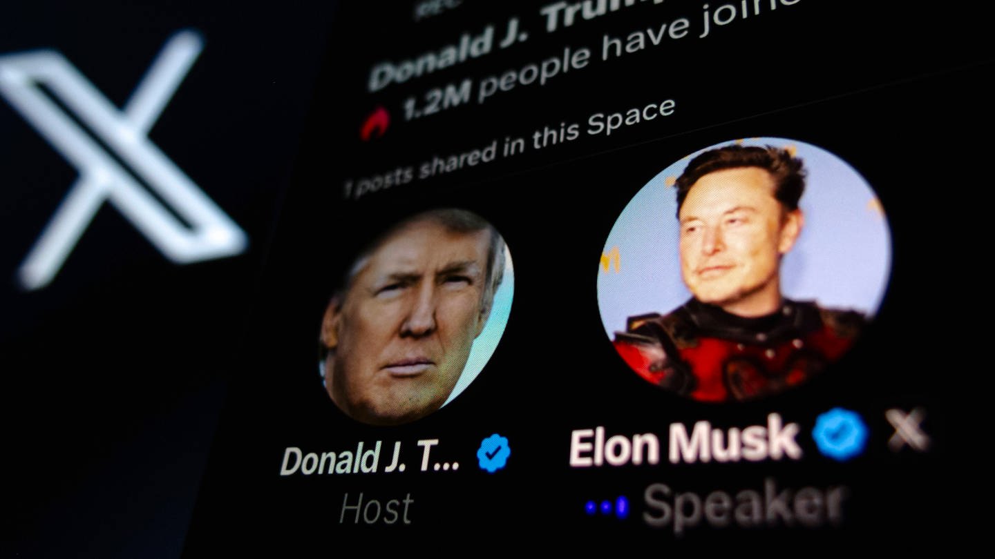 Das Gespräch von Donald Trump mit Elon Musk wurde am Montag auf der Social-Media-Plattform X nach einer technischen Verzögerung gestartet, wie auf einem Smartphone zu sehen ist.