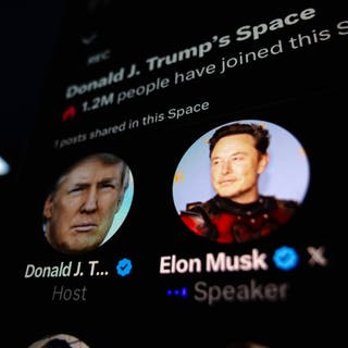 Das Gespräch von Donald Trump mit Elon Musk wurde am Montag auf der Social-Media-Plattform X nach einer technischen Verzögerung gestartet, wie auf einem Smartphone zu sehen ist.